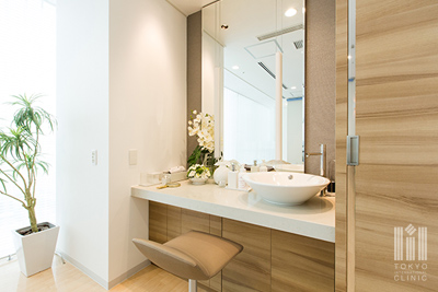 施術ルームでメイクをオフ