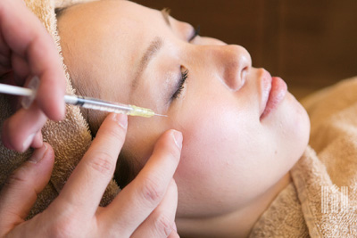 仕上がりを確認しながら少しずつ注入